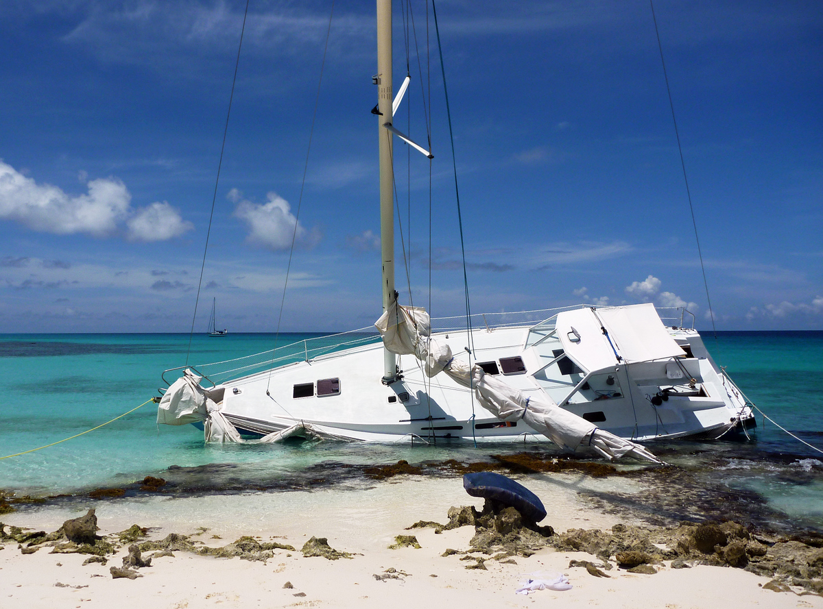 Recently wrecked yacht, Aves de Sotavento